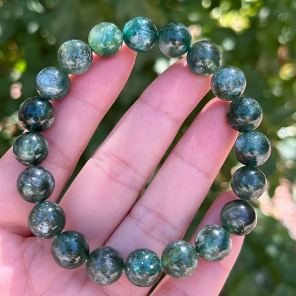10mm stretchable flashy green mica bracelet - Picture 1 of 8